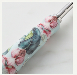 Juego de utensilios para servir pasteles de acero inoxidable con mangos de madera pintados con motivos florales, perfecto para bodas, regalos y ocasiones especiales. - Product Image 2
