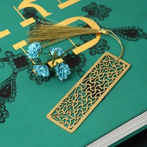 ที่ใส่หนังสือโลหะที่ออกแบบอย่างสวยงาม เหมาะสำหรับผู้ที่ชื่นชอบความประณีตและเพลิดเพลินกับการอ่านทุกวัน - Product Image 1