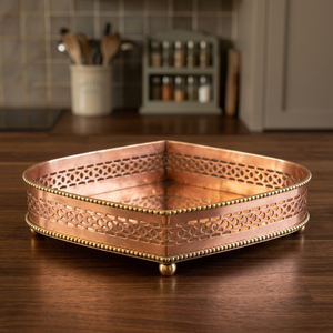 Plateau décoratif irrégulier en cuivre avec motif géométrique, style bohème, artisanat métallique, design sur pied, service décoratif moderne - Product Image 2