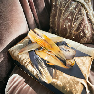 Peine de cuerno de búfalo moderno hecho a mano ecológico - Product Image 1