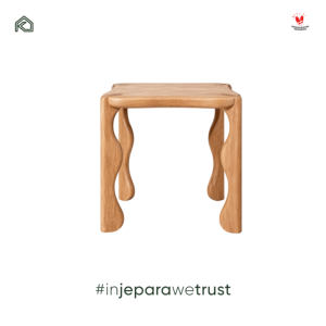 Table d'appoint moderne en bois massif Sungkai, finition naturelle, pieds ondulés sculpturaux, table d'appoint carrée pour salon, chambre, hôtel - Product Image 4