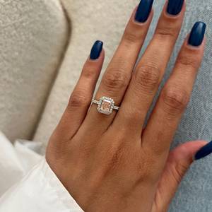 Bague de fiançailles unique en son genre, diamant rose intense fantaisie radiant allongé de 1 carat, cultivé en laboratoire, certifié IGI - Product Image 1