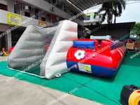 Structure gonflable d'extérieur multifonctionnelle avec terrain de baby-foot, piste de glisse, aire de jeux et château de saut, idéale pour événements sportifs, décorations, foires et marchés de carnaval
