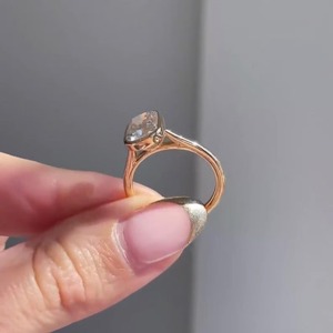 Anillo de compromiso minimalista con diamante de laboratorio de corte cojín alargado y engaste catedral, oro amarillo de 14K, diamante con claridad VVS certificado IGI - Product Image 3