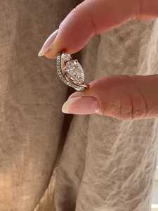 Bague de fiançailles et de mariage en diamant de laboratoire taille poire, certifiée IGI, avec accent ondulé, solitaire pour femme, sertie sur les côtés, en or 14K - Product Image 2