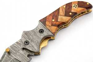 มีดพับเหล็กดามัสกัสทำมือ ยี่ห้อ Iron Crown Forge ด้ามไม้ลาย Parquet แบบ OEM พร้อมปุ่มกดนิ้วโป้งทองเหลือง สำหรับงานครัว - Product Image 4