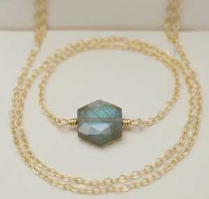 Collier hexagonal en labradorite naturelle, laiton plaqué or, finition argent et or rose, pendentif personnalisé en pierre précieuse, vente en gros de bijoux - Product Image 2
