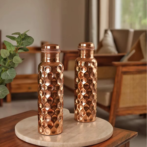 Bouteille ayurvédique martelée en cuivre naturel, personnalisable, résistante à l'ébullition, design moderne, pour yoga, fitness, hydratation et détoxification. - Product Image 3