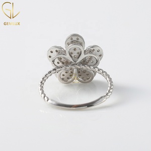 Bague en or blanc 18 carats avec motif floral pavé de diamants, bague de style floral en moissanite taille ronde, bague torsadée en or blanc 18 carats - Product Image 5