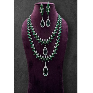 Magnifique ensemble collier et boucles d'oreilles en cristal plaqué argent, strass taille poire, bijoux de fête pour femme, style classique - Product Image 1