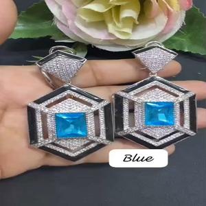 Pendientes de diseñador de calidad premium, perfectos para fiestas, hermosos pendientes llamativos. - Product Image 1