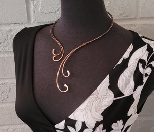 Collar de Cobre Hecho a Mano de Lujo con Diseño de Espiral, Personalizado, en Tono Dorado, Regalo Promocional Novedoso para el Día del Padre y Navidad - Product Image 3