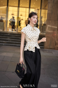 Blusa Asimétrica de Mujer con Estampado de Puntos, Cintura Drapeada, Cuello Puntiagudo, Manga Casquillo, Peplum, Botones Delanteros, Top Entallado BIANCA - Product Image 4