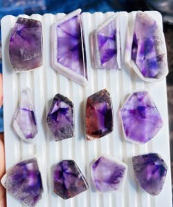 Tranches d'améthyste naturelles de qualité supérieure, faites à la main, avec druse de cristal, cabochons en améthyste, pierres précieuses en vrac de haute qualité pour la fabrication de bijoux - Product Image 1