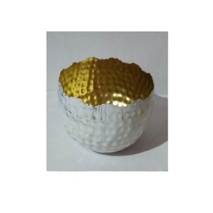 Bougeoir extérieur en métal enduit de poudre blanche martelée avec intérieur bougeoir fait main décoratif de table en métal plaqué or - Product Image 1