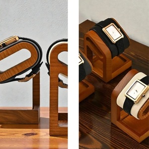 Soporte de Madera Geométrico de Lujo para Reloj, Moderno y Minimalista, para un Solo Reloj, con Acabado Premium en Nogal - Product Image 3