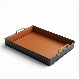 Plateau en cuir artisanal de qualité supérieure, conçu pour un service élégant et une organisation raffinée de la table, avec une texture riche et un style intemporel. - Product Image 1