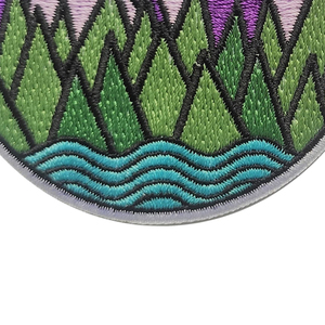 Écussons brodés personnalisés en gros, style tissé, pour uniformes, vêtements scolaires et produits promotionnels. - Product Image 4
