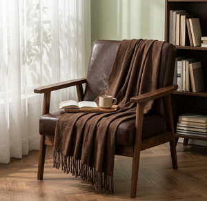 Plaid en tricot gaufré marron doux et confortable avec franges à pompons pour la décoration intérieure - Product Image 5