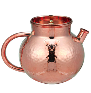 Cette carafe en cuivre poli, brillante et minimaliste, présente une silhouette moderne et épurée et une bec verseur. Disponible au prix de gros. - Product Image 5