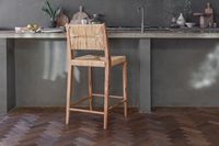 Chaise de comptoir Lohanda en acacia et herbe de Munja, très demandée, avec repose-pieds naturel tressé à la main, pour îlot de cuisine, bar à domicile, café, style bohème