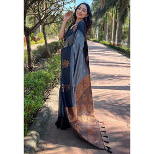 Sari en soie gris doux Elite Weaves avec bordure florale, écharpe et châle traditionnels tissés en zari contrastés - Product Image 1