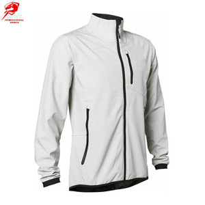 Vestes softshell athlétiques haut de gamme avec matériau léger et respirant, coupe confortable et coutures durables, en vente - Product Image 1