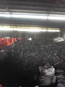 Charbon de bois de Khaya fabriqué au Vietnam |   Charbon de bois de qualité supérieure pour les restaurants de barbecue et les grossistes - Product Image 1