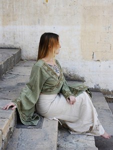 Top Corto Bohemio de Algodón Khadi Verde Oliva con Mangas Kimono y Bordes Geométricos Estampados - Product Image 3