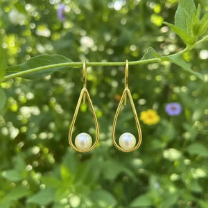 Boucles d'oreilles pendantes minimalistes modernes en argent sterling 925 plaqué or 14 carats avec perle, cadeau pour demoiselle d'honneur - Product Image 1