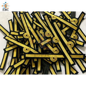 Épaulière de grade de capitaine de vol Nelson Loop, en dentelle française de luxe, écologique, avec 3 bandes, finitions dorées, argentées et blanches, et poignets plats - Product Image 5