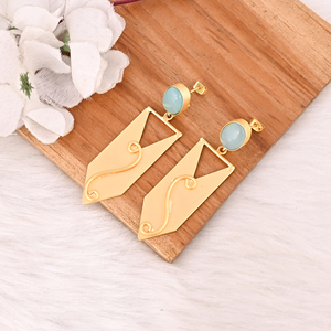 Élégantes boucles d'oreilles pendantes en calcédoine aqua pour femmes, bijoux faits à la main en laiton plaqué or - Product Image 2