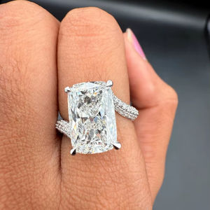 Anillo de compromiso de moissanita de 5.02 CT con corte cojín modificado y banda en espiral para mujer, de plata 925, regalo para fiesta de bodas para pareja - Product Image 1