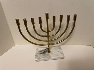 Ménorah en métal doré antique, design traditionnel à branches courbées, accent décoratif religieux pour la maison et les fêtes - Product Image 3