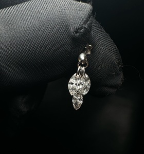 Pendientes de Lujo con Diamantes Marquise en Oro de 14K y Silueta de Pluma Flotante - Product Image 4
