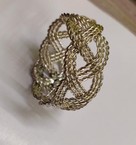 Anillo de Servilleta Moderno de Metal Hueco con Diseño de Alambre Trenzado, Accesorio de Mesa Duradero para Restaurantes y Hoteles - Product Image 1
