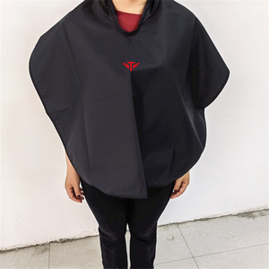 Cape de coiffure noire imperméable personnalisable avec logo, ajustable, pour salon et usage domestique, coloration et coupe de cheveux - Product Image 4