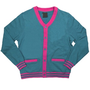 Cárdigan personalizado con logotipo de la universidad, suéter de punto holgado de lana con botones dorados púrpura y cuello de pico de manga larga - Product Image 5