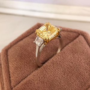 Bague de fiançailles en or blanc 10K massif, sertie d'un diamant CZ jaune canari taille Asscher avec découpe trapézoïdale latérale, double griffe taille Asscher - Product Image 3