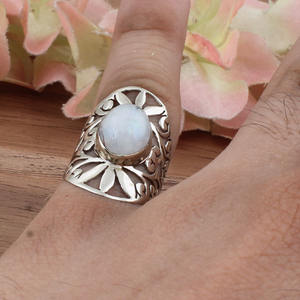 แหวนเงินแท้ทรงวินเทจประดับมูนสโตนสีรุ้งธรรมชาติ ดีไซน์เรียบหรูแบบโบราณสำหรับผู้หญิง - Product Image 1
