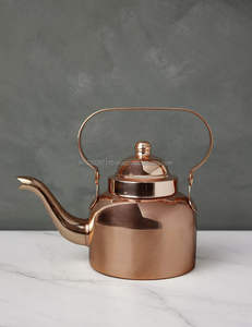 Bouilloire en cuivre du début du siècle à patine naturelle et sensation patrimoniale adaptée aux cuisines des cabines ou aux cérémonies du thé - Product Image 6