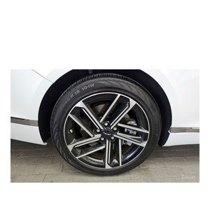 Genesis G80 2024 2.5 Turbo Essence 2WD avec 6 943 km, boîte de vitesses automatique, sièges en cuir, volant à gauche, caméra arrière - Product Image 5