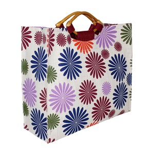 Sac de courses en jute laminé PP à imprimé floral de haute qualité avec poignée en bois, tendance pour femmes et jeunes filles, idéal pour les courses et les cadeaux - Product Image 2