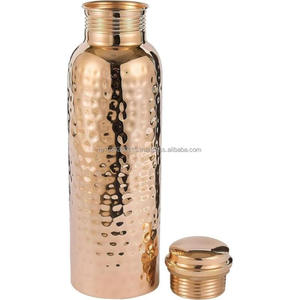 Botella de agua de cobre clásica con acabado de metal puro para la salud digestiva, bienestar Ayurvédico y mejora la hidratación - Product Image 3