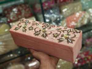 Caja de Regalo Bordada de Alta Calidad en Color Marfil, Caja Cuadrada de Madera Hecha a Mano para Bodas, con Hilo Dorado y Diseño Floral en Tela de Mezcla de Seda - Product Image 3