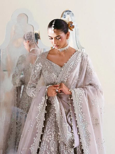 Robes de mariée pakistanaises modernes haut de gamme, style robe de bal, longueur ras du sol, en soie, dentelle, cristaux, luxueuses, couleur lavande, en tulle, Lehenga Choli - Product Image 4