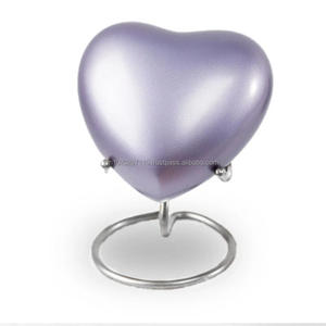 Urnes artisanales en métal faites à la main avec un aspect d'inspiration antique et un intérieur sécurisé pour garder les cendres de vos proches pour toujours - Product Image 3