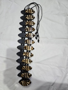 Ceinture géométrique en résine faite à la main avec motif diamant noir et marron, bijoux d'art populaire d'Inde par Arif Handicrafts. - Product Image 4