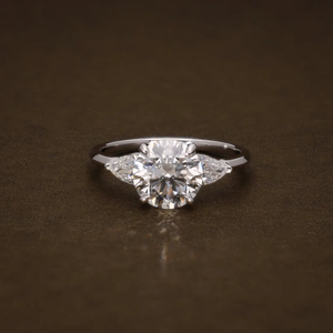 แหวนหมั้นเพชรทรงกลมและทรงหยดน้ำสังเคราะห์แบบสามเม็ด ทองคำแท้ สำหรับขอแต่งงาน เครื่องประดับชั้นดี - Product Image 1