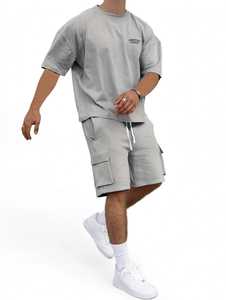 Ensemble deux pièces pour homme, t-shirt à manches courtes et col rond gris et short cargo, tenue décontractée unie - Product Image 1
